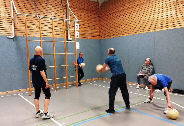 Hier gab es verschiedene Punkte mit dem Medizinball zu ergattern. Durch die Sprossenwand mglichst hoch werfen.