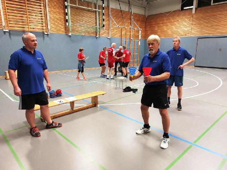 Wer kennt das Spielzeug noch aus der Jugend. Einen Tischtennisball hoch knipsen und auffangen.