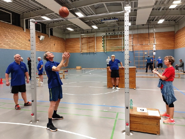 Hier sollte der Basketball immer links rechts ber die Stange geworfen werden.