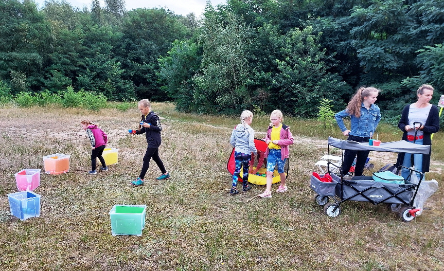 Bei dieser Station durften die Kinder Aschenputtel helfen, die verschieden farbenen Blle zu sortieren.