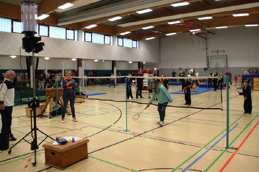 Olaf Lemmermann mit seinem Team erklrten neugierigen Sportlern die Badminton Regeln. Erste Schritte konnten dann mit einem Ballautomanten erlebt werden. 