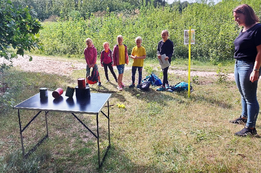 Bei der Station "Bremer Stadtmusikanten" durfen die Kinder ihre Treffsicherheit beweisen.