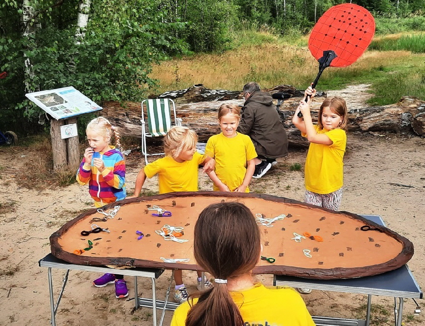 Sieben auf einen Streich. Hier konnten die Kinder dem tapferen Schneider helfen die Fliegen vom Brot zu vertreiben.
