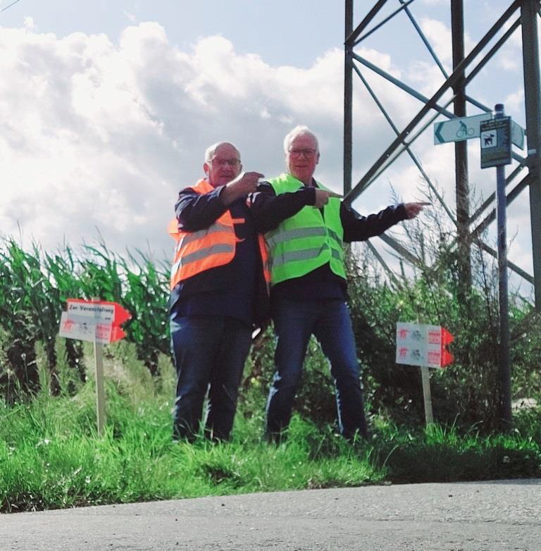 Beim Ausschildern auf der Strecke.
Klaus und Rudi