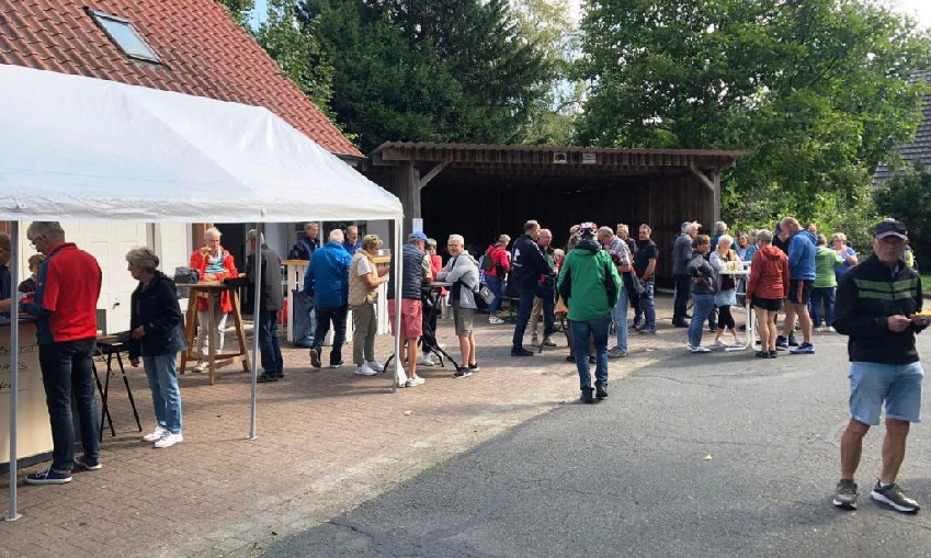 Buntes Treiben auf dem Platz.
Kinderspielecke, Mettwurst knobeln, Pommes und Bratwurst, Getrnke,...
