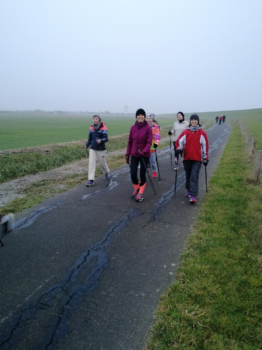 Eine Runde Nordic Walking am Deich entlang