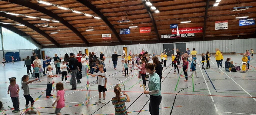 Um kurz nach 14 Uhr versammelten sich alle Kinder und Betreuer in der Tennishalle zu einem gemeinsamen Abschlußtanz nach dem Lied "Regentropfen hüpfen" von Volker Rosin.
