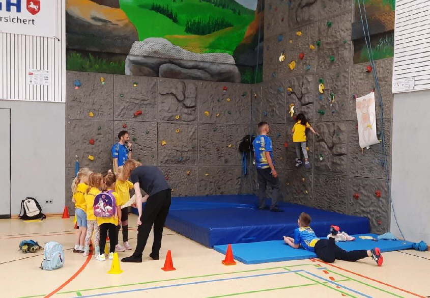 An der Boulderwand mussten die kleinen Affen die Bananen suchen.