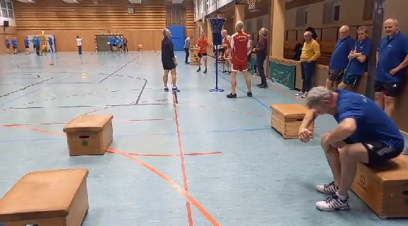 Ups, das gibt Muskelkater in den Oberschenkel. Immer im Kreis auf die 4 kleinen Kästen setzen und aufstehen.