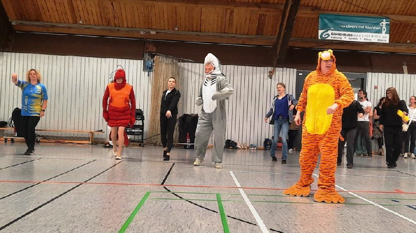Der Turntiger hatte zum Tanz geladen und brachte einige tierische Gäste mit.
