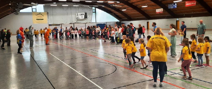 Hier die Begrüßung der 93 Kinder aus 6 Vereinen durch Nicole Cordes, Karin Mantke und Jens Banehr.

