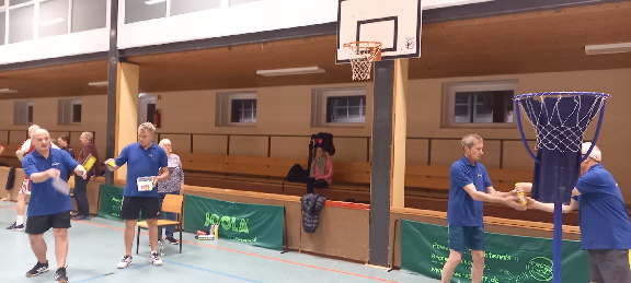 Eine Übung aus dem Bereich Federball. Das sah aber leichter aus, als es dann war. Über die Entfernung von 8 Meter genau treffen.