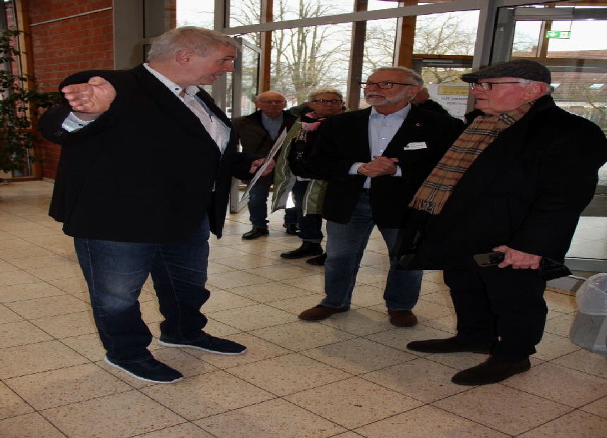 Jochen Hinrichs begrüßt zwei Mitglieder des Lionsclubs.