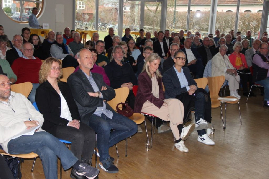 Ein Blick in den gute gefüllten Festsaal.