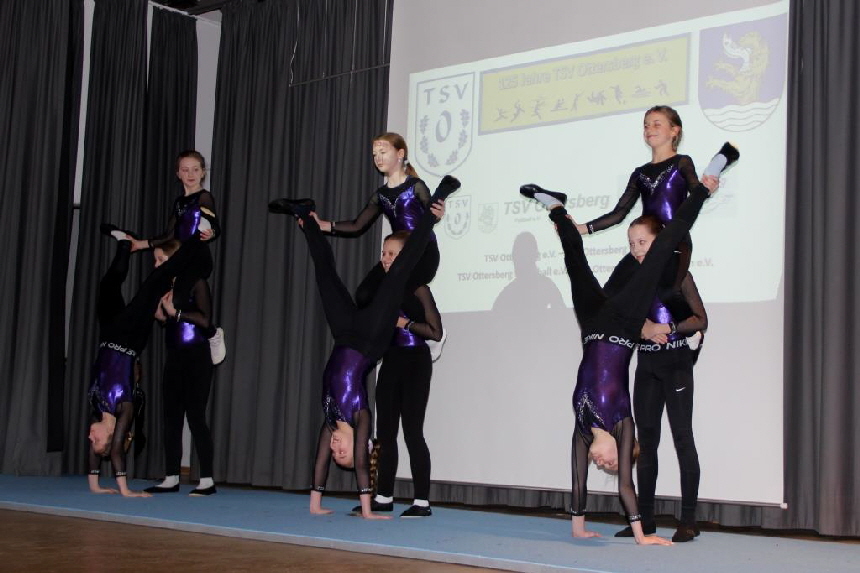 Die Mädchen der Ligaturngruppe zeigten ihr Können und bereicherten mit ihrer Aufführung die Veranstaltung.