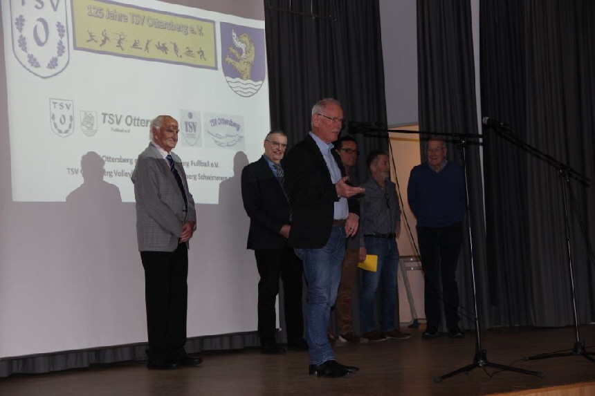 Es wurden einige Anekdoten aus den letzten 90 Jahren wurden vorgetragen.