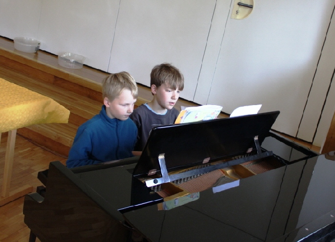 Ein Musikstück wurde im Duett gespielt.