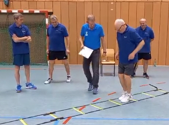 Auch diese Übungs stammt aus dem Sportabzeichen Programm 2026 für den Bereich Koordination. Innerhalb von wieder 60 Sekunden mussten bestimmte Schrittfolgen auf der Leiter absolviert werden.