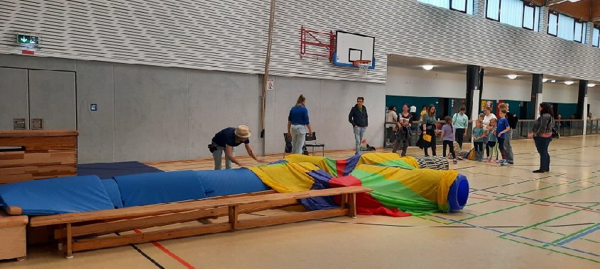 Eine Gärtnerin versuchte die Maulwürfe unter Kontrolle zu halten.