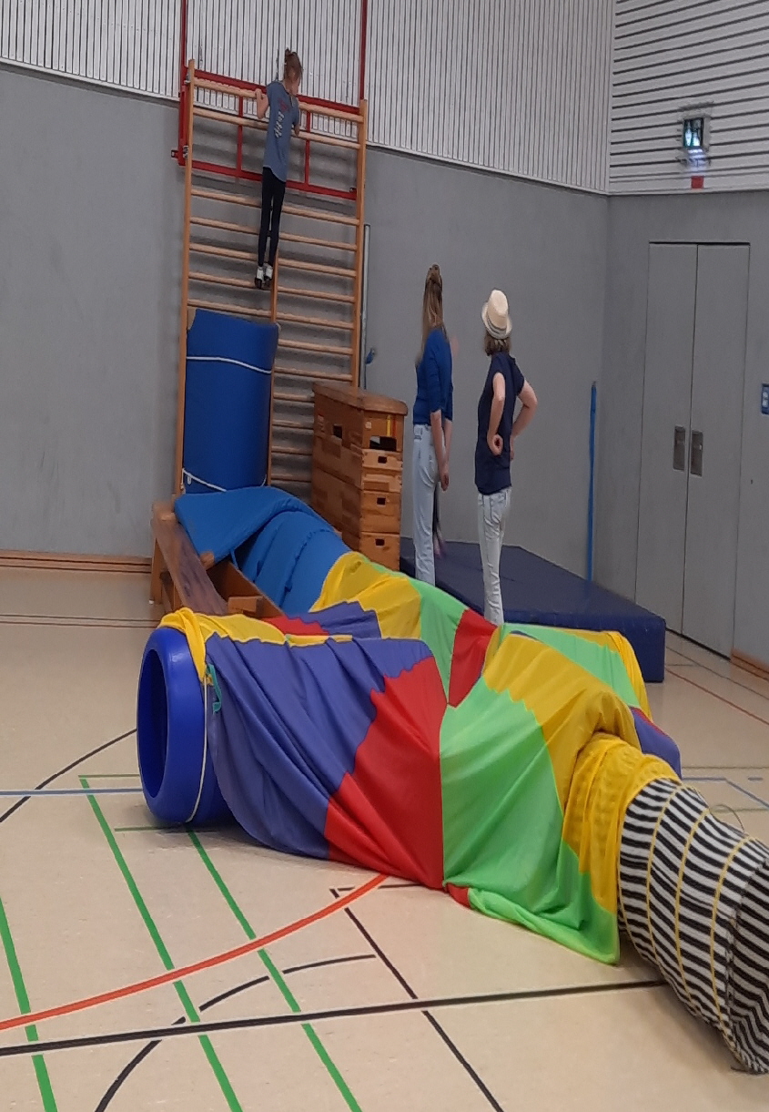 Durch die verzweigten Gänge der Maulwürfe mussten die Kinder krabbeln.