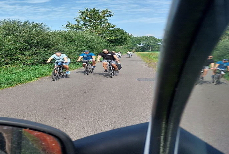 Ein Gruppe Radler zwischen Fischerhude und Köbens.