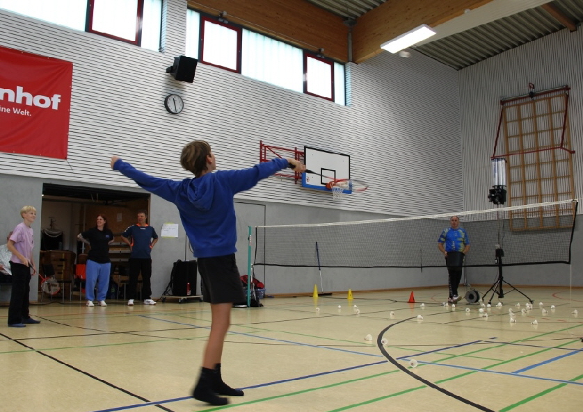 An der Station vom Badminton konnte man gegen einen Automaten spielen. Olaf Lemmermann übernahm die Einweisung.