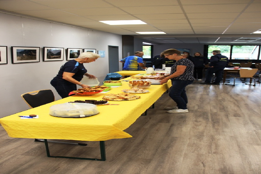 Im Wümmekieker war ein Kuchen und Snack Buffet aufgebaut. Monika und Dieter Cordes mit Gernot Schell waren für uns Dabei.