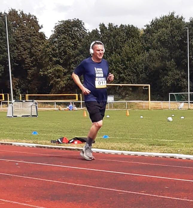 Martin Vollers war auf den Sportplatz für den Sponsorenlauf zuständig. Nicht nur Kinder haben die Gelegenheit genutzt, auch Erwachsene sind mitgelaufen und habe etwas Gutes für sich selbst und den Verein getan. Hier ist Mirko Volkmann unterwegs.