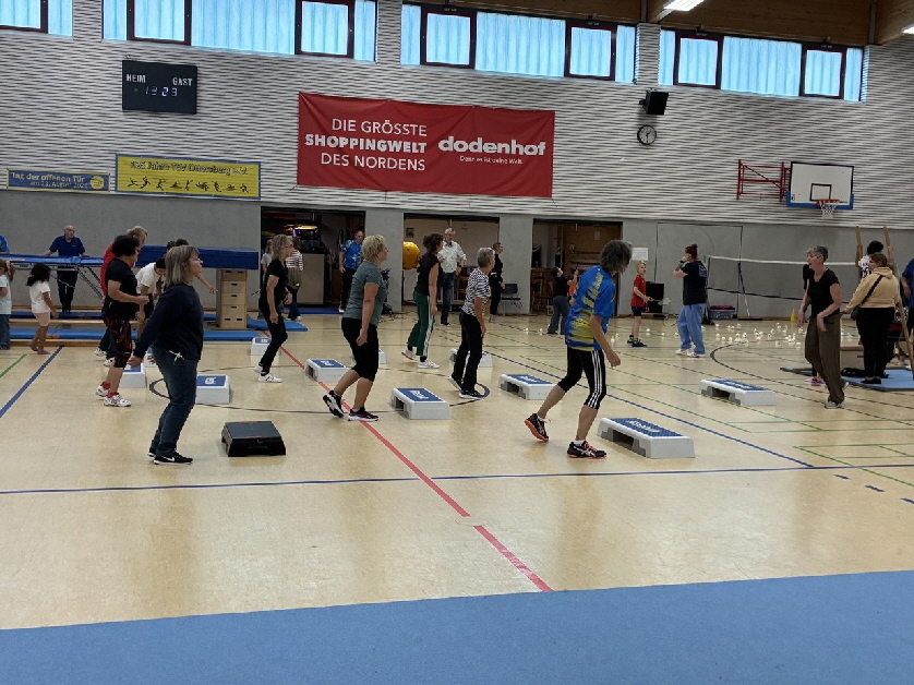 Die Damen der Step-Aerobic Gruppe unter der Leitung von Conny Claassen animierte die Zuschauer zum Mitmachen.