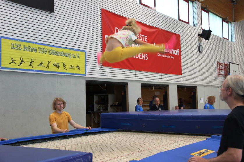 Thorsten und Tristan Fehr hatten das große Trampolin aufgebaut und wurden von Ihrer Ju Jutsu Do Gruppe und Heiner Twachtmann unterstützt.