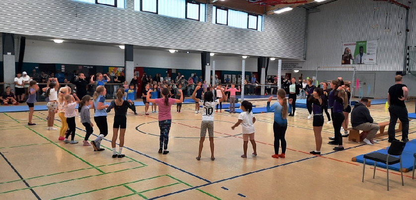 Zu Beginn der Präsentationen tanzten alle Turnkinder den Turntigertanz.