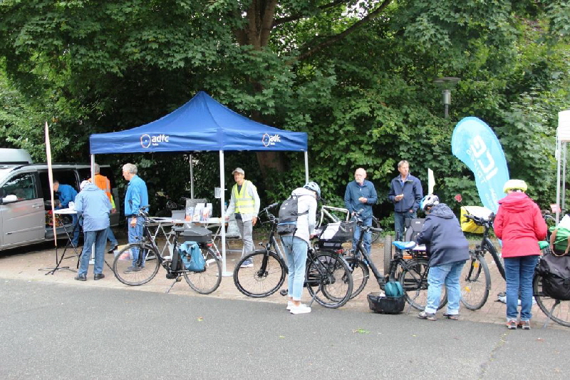 4 Mitglieder vom ADFC Verden hatten ihren Stand aufgebaut.
Hier konnten die Teilnehmer ihre Räder codieren lassen.